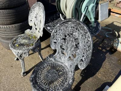 METAL TABLE + 2 X CHAIRS