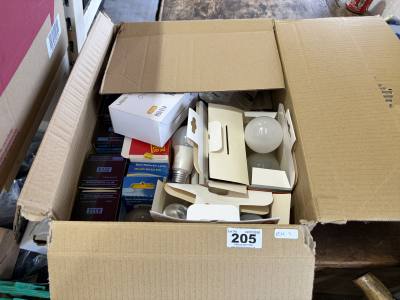 BOX OF LIGHT BULBS