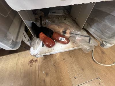 2 X SHOE HOLDS