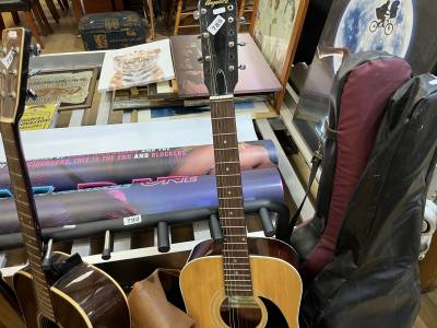 ACOUSTIC GUITAR + CASE