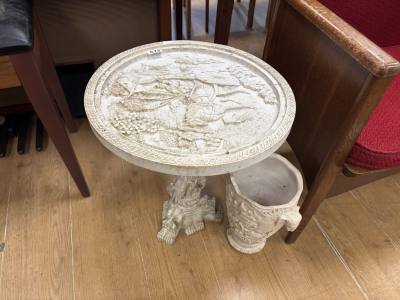 RESIN TABLE + VASE