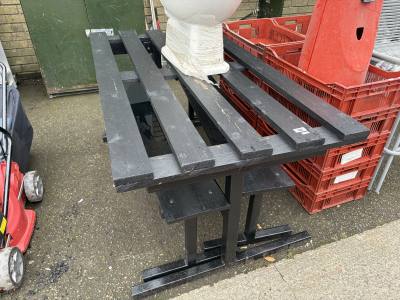 PICNIC BENCH + 2 X STOOLS