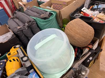 LOT OF CUSHIONS + BOX LOT
