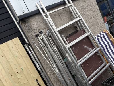 LOT OF SCAFFOLDING
