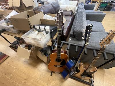 ACOUSTIC GUITAR