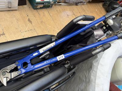 PAIR OF BOLT CUTTERS