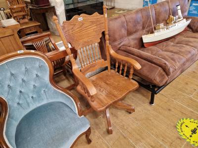 SWIVEL CHAIR