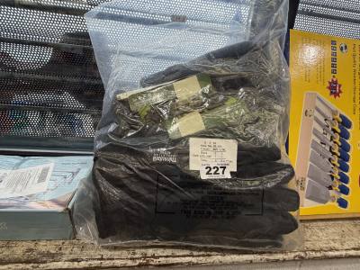4 X PAIRS OF SOCKS + GLOVES