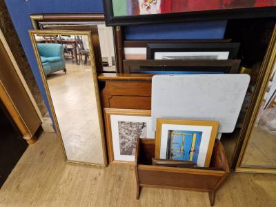 LOT OF PICTURES + TABLES + MAG RACK 