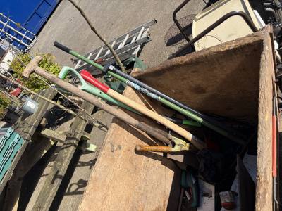 LOT OF GARDEN TOOLS