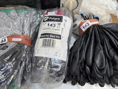 BUNDLE OF GLOVES