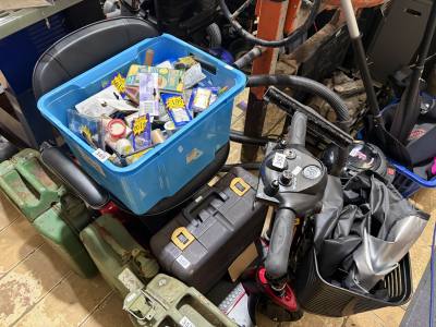 MOBILITY SCOOTER + CHARGER (2 KEYS)