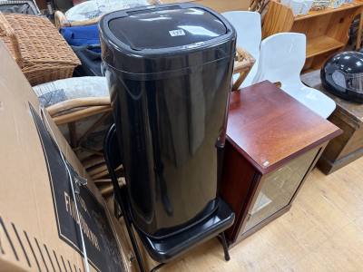 METAL FOLDING CHAIR + BIN