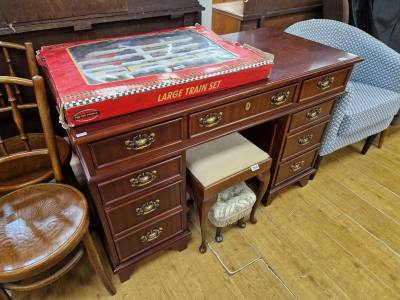 MAHOGANY PEDESTAL DESK