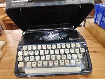 MANUAL TYPEWRITER
