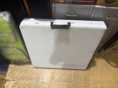FOLDING TABLE