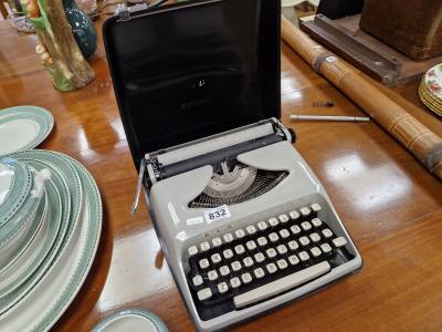 REMINGTON VINTAGE TYPEWRITER