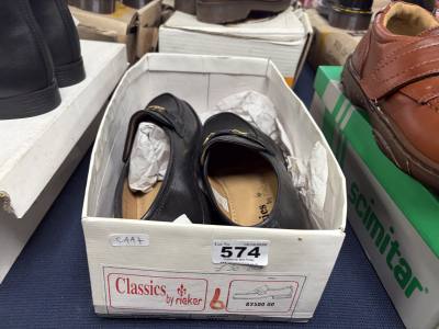(SIZE 6) MENS SHOES