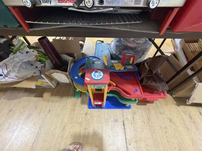 TOY CAR GARAGE + LOT OF CARS