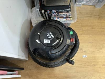 HENRY HOOVER VACUUM (NEEDS HOSE)