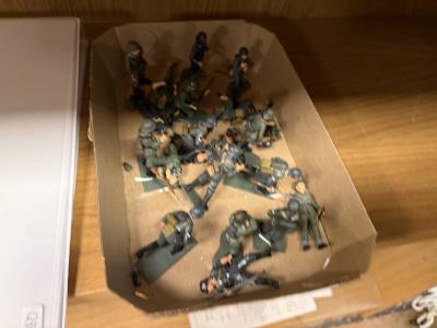 LOT OF COLLECTABLE SOLDIERS