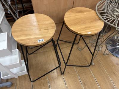2 X BAR STOOLS
