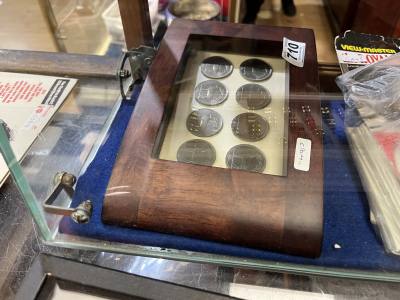 FRAMED LOT OF IRISH £1 DEER COINS