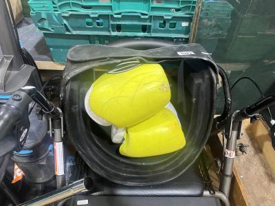 BOXING GLOVES + TARGET STRAP