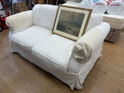 LOOSE COVERED COUCH 