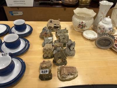 TABLE LOT OF LILLIPUT LANE COLLECTORS COTTAGES