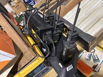 6 X MOTOROLA LONG RANGE WALKIE TALKIE SYSTEMS + DOCKING CHARGER 