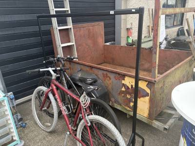 CLOTHES RAIL 