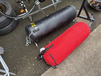 2 X BOXING BAGS + WALL MOUNT 