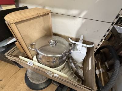 BOX OF KITCHEN ITEMS