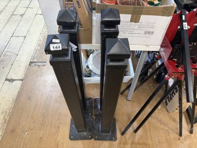 4 X METAL POSTS (GARDEN)