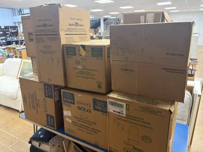 LOT OF PLASTIC CUPS