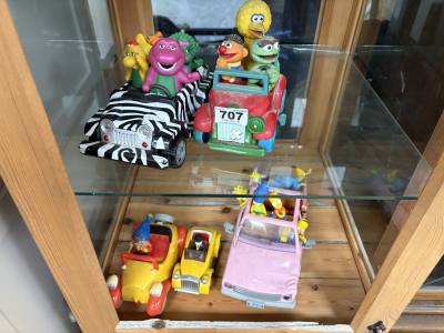 5 X COLLECTORS CAR + FIGURES