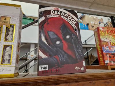 DEADPOOL COLLECTORS FIGURINE