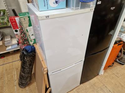 FRIDGE/FREEZER (NEEDS PLUG)