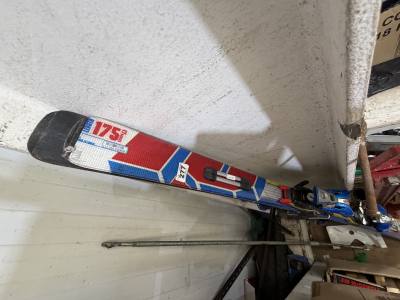 PAIR OF SKIS