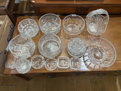 TABLE LOT OF CRYSTAL BOWLS