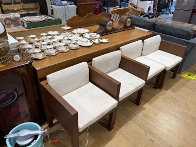 TABLE + 8 X CHAIRS