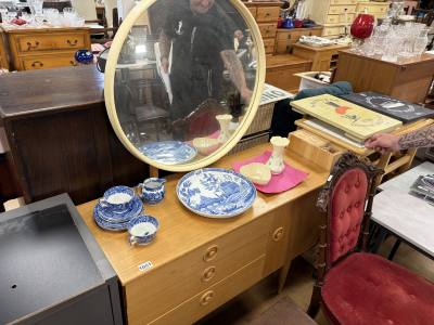 RETRO DRESSING TABLE
