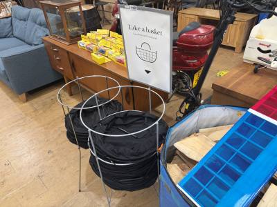 LOT OF SHOPPING BASKETS + STANDS