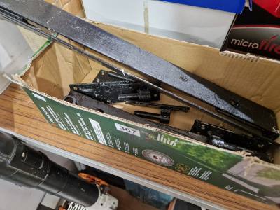 LOT OF HEAVY DUTY HINGES