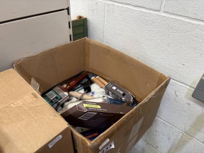 BOX OF DECORATING ACCESSORIES