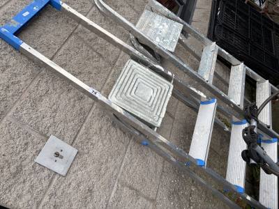 METAL STEP LADDER