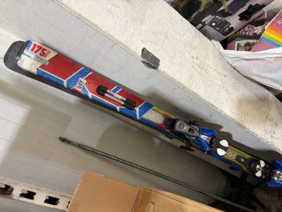 PAIR OF SKIS