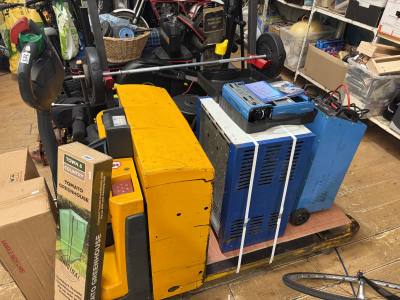 JUNGHEINRICH ELECTRIC PALLET TRUCK + CHARGER
