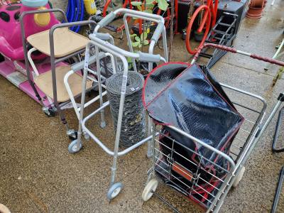 LOT OF MOBILITY ITEMS